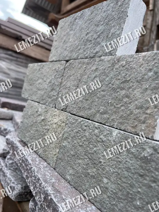 серо-зелёная брусчатка из натурального камня лемезит 10х20 см